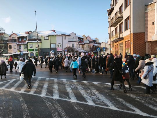 Mędrcy i orszak w drodze za gwiazdą