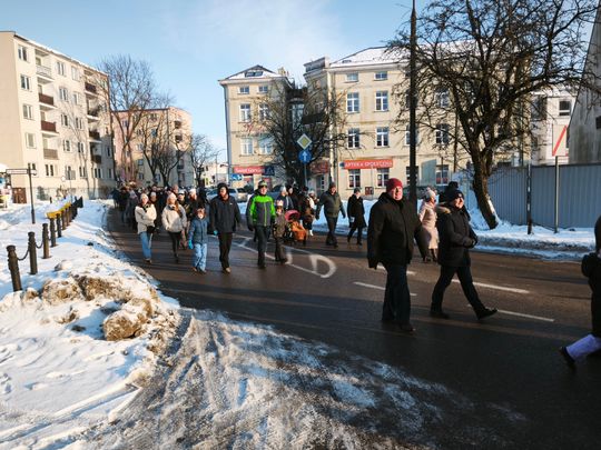 Mędrcy i orszak w drodze za gwiazdą