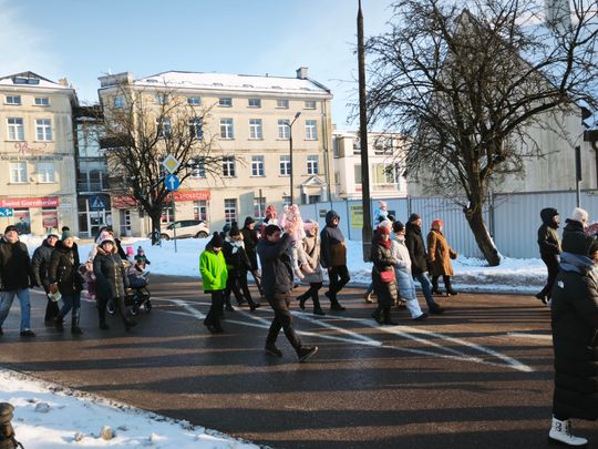 Mędrcy i orszak w drodze za gwiazdą