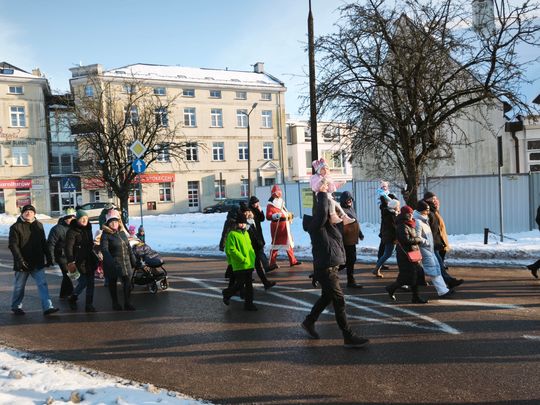 Mędrcy i orszak w drodze za gwiazdą
