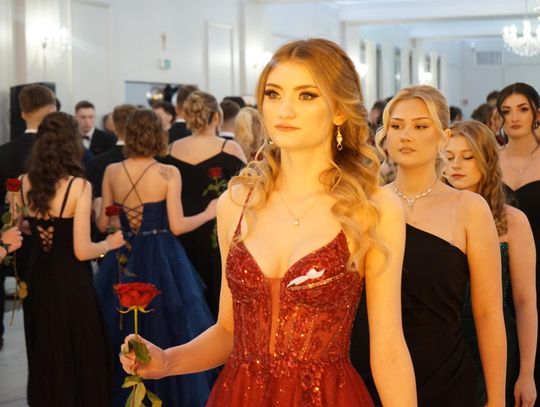 Studniówka w ciechanowskim Mickiewiczu, część 1