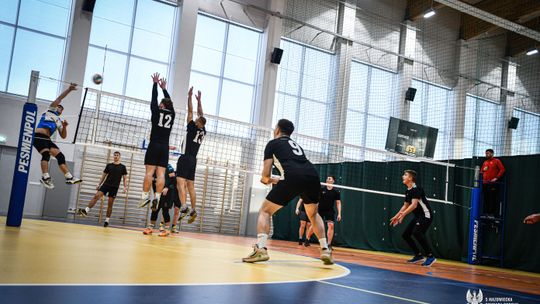 Żołnierze 5 Mazowieckiej Brygady Obrony Terytorialnej podczas meczu siatkówki w hali sportowej w Siedlcach