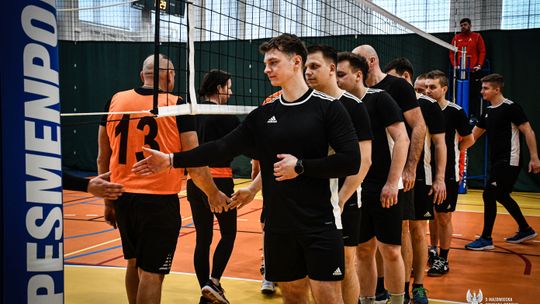 Żołnierze 5 Mazowieckiej Brygady Obrony Terytorialnej podczas meczu siatkówki w hali sportowej w Siedlcach