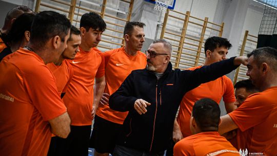 Żołnierze 5 Mazowieckiej Brygady Obrony Terytorialnej podczas meczu siatkówki w hali sportowej w Siedlcach