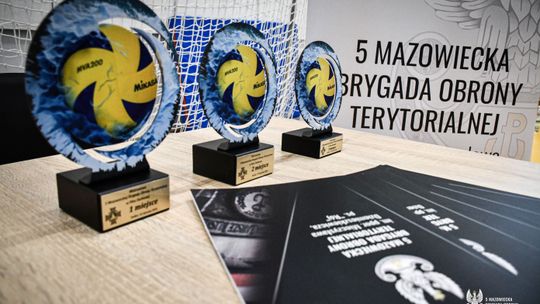 Żołnierze 5 Mazowieckiej Brygady Obrony Terytorialnej podczas meczu siatkówki w hali sportowej w Siedlcach