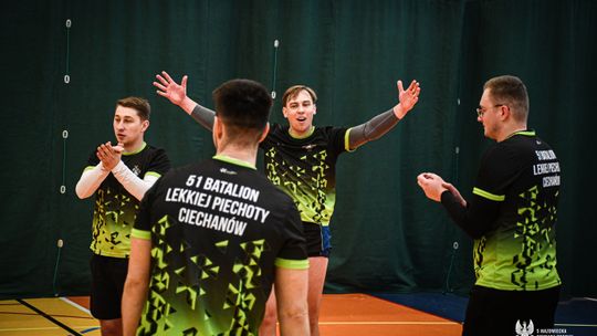 Żołnierze 5 Mazowieckiej Brygady Obrony Terytorialnej podczas meczu siatkówki w hali sportowej w Siedlcach