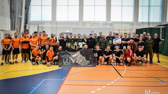 Żołnierze 5 Mazowieckiej Brygady Obrony Terytorialnej podczas meczu siatkówki w hali sportowej w Siedlcach