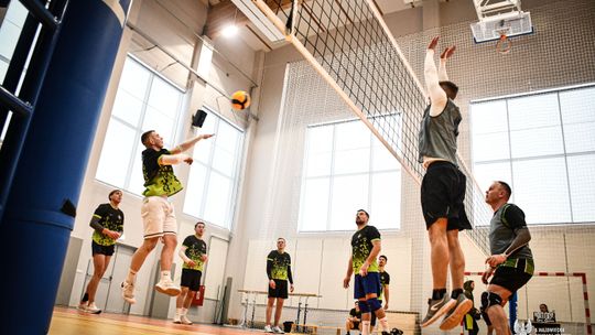 Żołnierze 5 Mazowieckiej Brygady Obrony Terytorialnej podczas meczu siatkówki w hali sportowej w Siedlcach