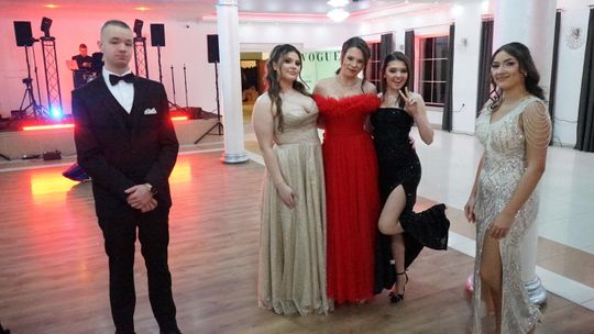 Młodzież i nauczyciele podczas studniówki