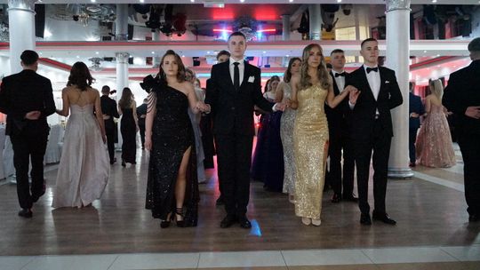 Młodzież i nauczyciele podczas studniówki