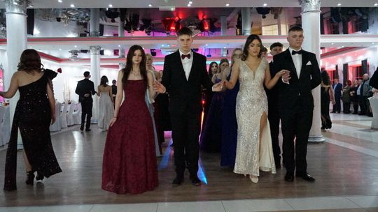 Młodzież i nauczyciele podczas studniówki