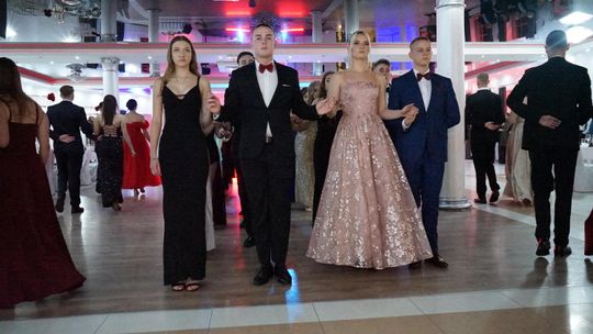 Młodzież i nauczyciele podczas studniówki