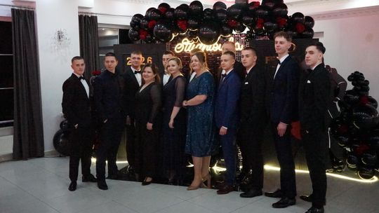 Młodzież i nauczyciele podczas studniówki