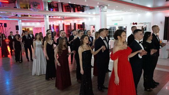 Młodzież i nauczyciele podczas studniówki