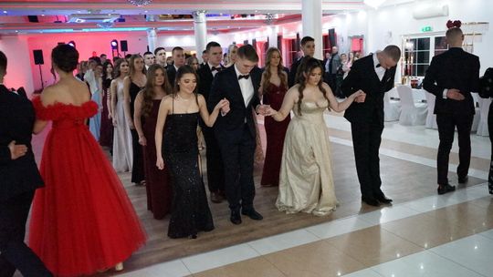 Młodzież i nauczyciele podczas studniówki