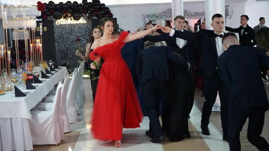 Młodzież i nauczyciele podczas studniówki