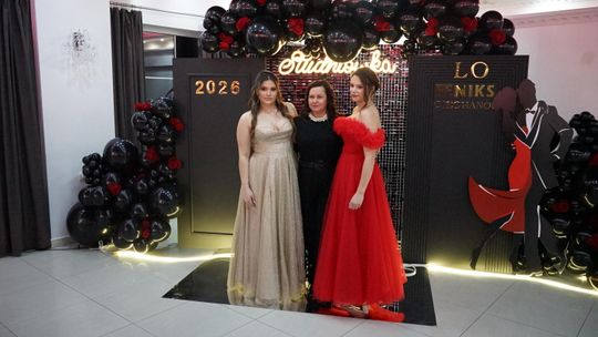 Młodzież i nauczyciele podczas studniówki