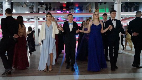 Młodzież i nauczyciele podczas studniówki