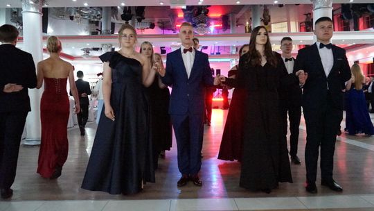 Młodzież i nauczyciele podczas studniówki