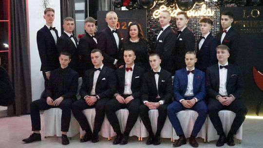 Młodzież i nauczyciele podczas studniówki