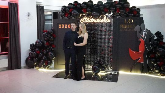 Młodzież i nauczyciele podczas studniówki