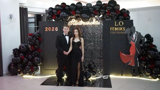 Młodzież i nauczyciele podczas studniówki