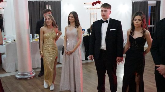 Młodzież i nauczyciele podczas studniówki