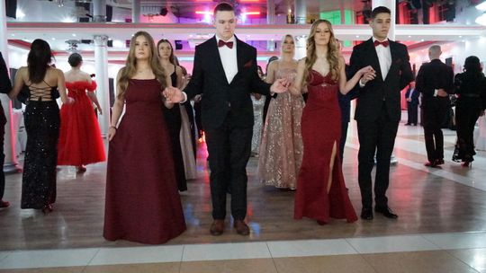 Młodzież i nauczyciele podczas studniówki