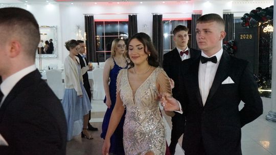 Młodzież i nauczyciele podczas studniówki