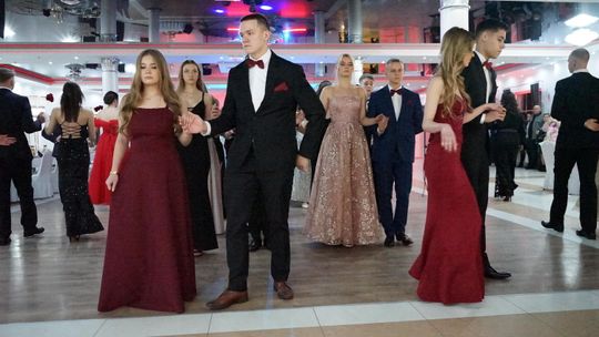 Młodzież i nauczyciele podczas studniówki