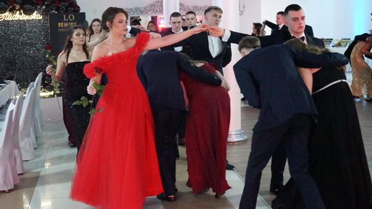 Młodzież i nauczyciele podczas studniówki