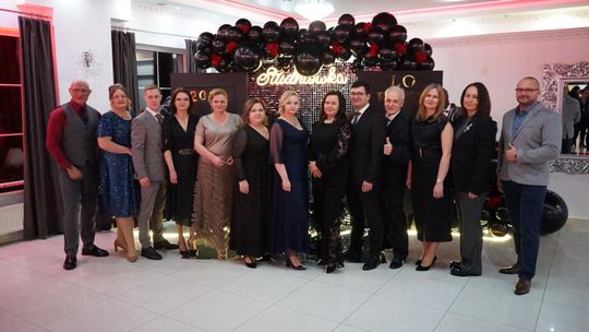 Młodzież i nauczyciele podczas studniówki