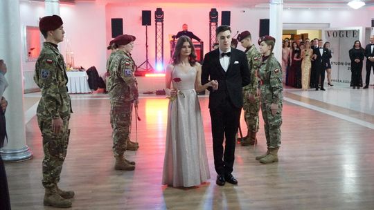 Młodzież i nauczyciele podczas studniówki