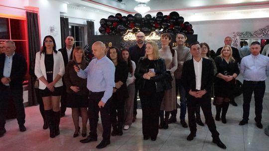 Młodzież i nauczyciele podczas studniówki