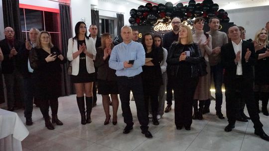 Młodzież i nauczyciele podczas studniówki