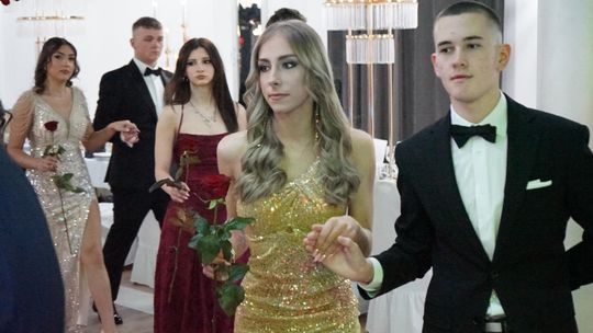 Młodzież i nauczyciele podczas studniówki