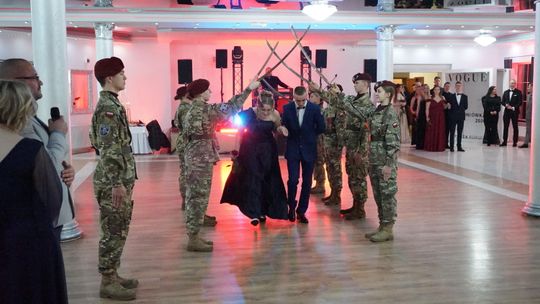 Młodzież i nauczyciele podczas studniówki