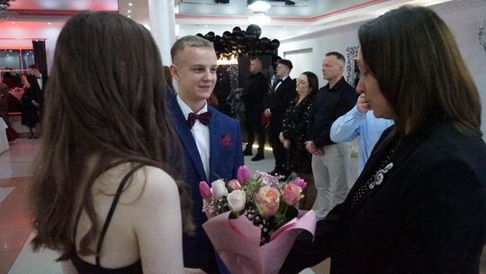 Młodzież i nauczyciele podczas studniówki