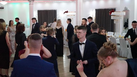 Młodzież i nauczyciele podczas studniówki