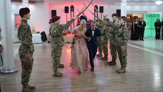 Młodzież i nauczyciele podczas studniówki