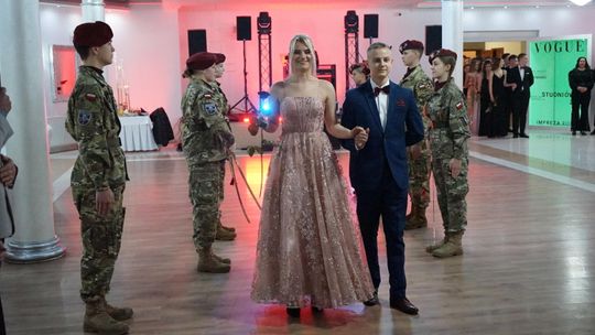 Młodzież i nauczyciele podczas studniówki