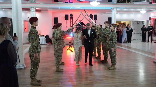 Młodzież i nauczyciele podczas studniówki