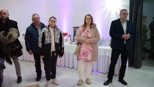 Młodzież i nauczyciele podczas studniówki