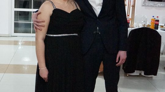 Młodzież i nauczyciele podczas studniówki