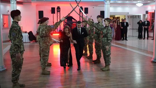 Młodzież i nauczyciele podczas studniówki