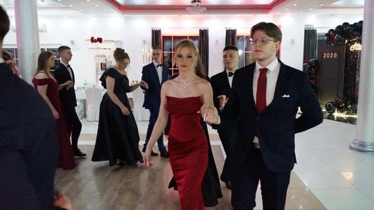 Młodzież i nauczyciele podczas studniówki