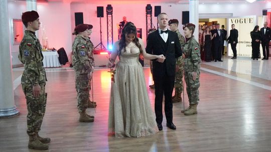 Młodzież i nauczyciele podczas studniówki