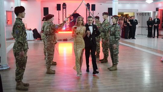 Młodzież i nauczyciele podczas studniówki