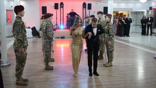 Młodzież i nauczyciele podczas studniówki