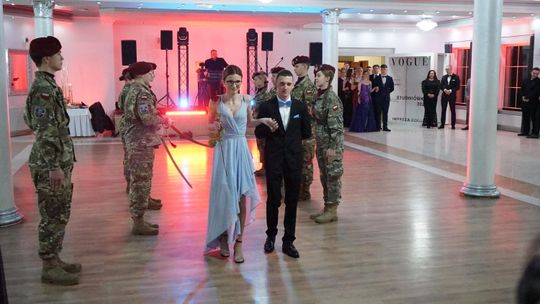 Młodzież i nauczyciele podczas studniówki